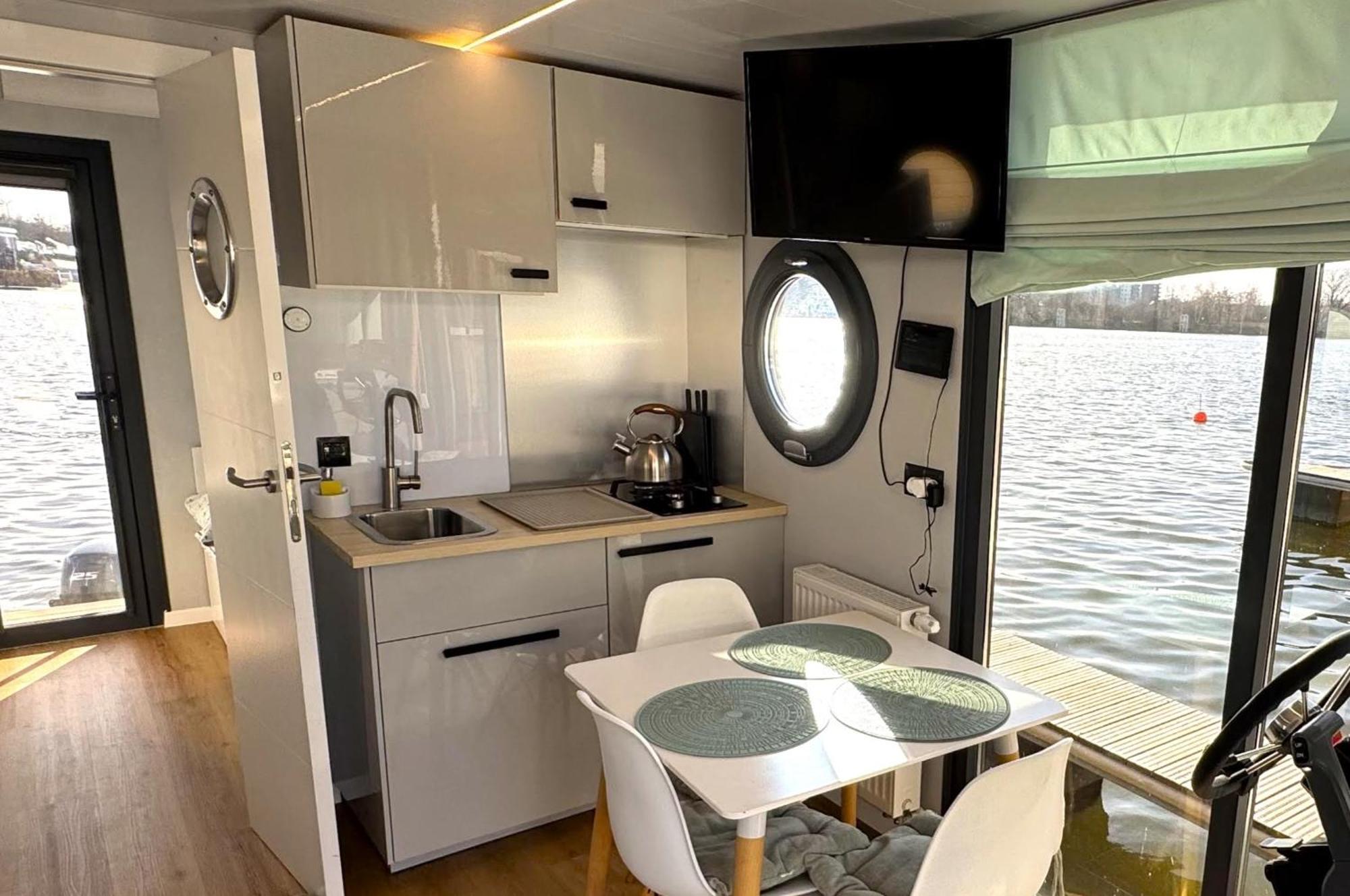 Houseboat Water Boy Apartament Plywajacy Dom Na Wodzie Lodz Uraz  Kültér fotó
