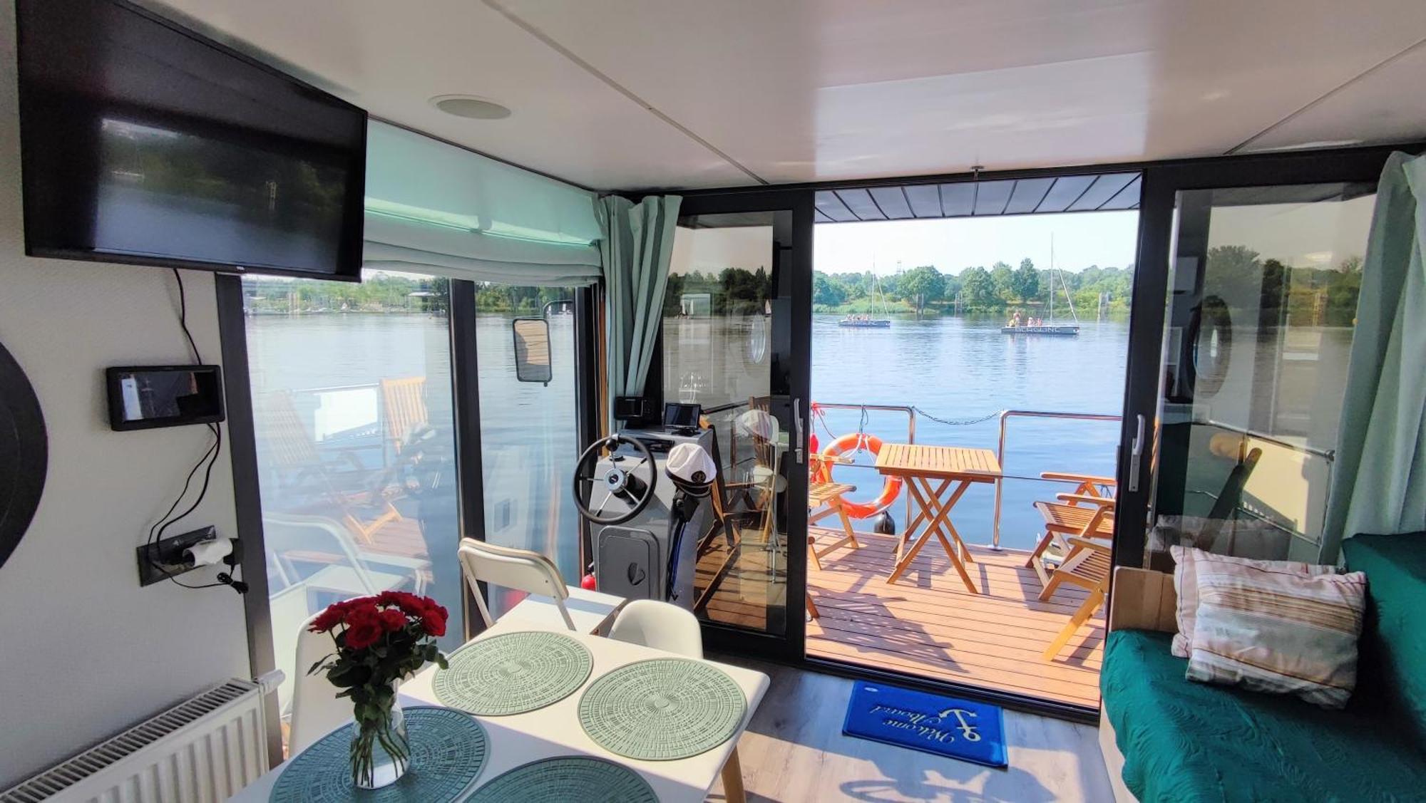 Houseboat Water Boy Apartament Plywajacy Dom Na Wodzie Lodz Uraz  Kültér fotó