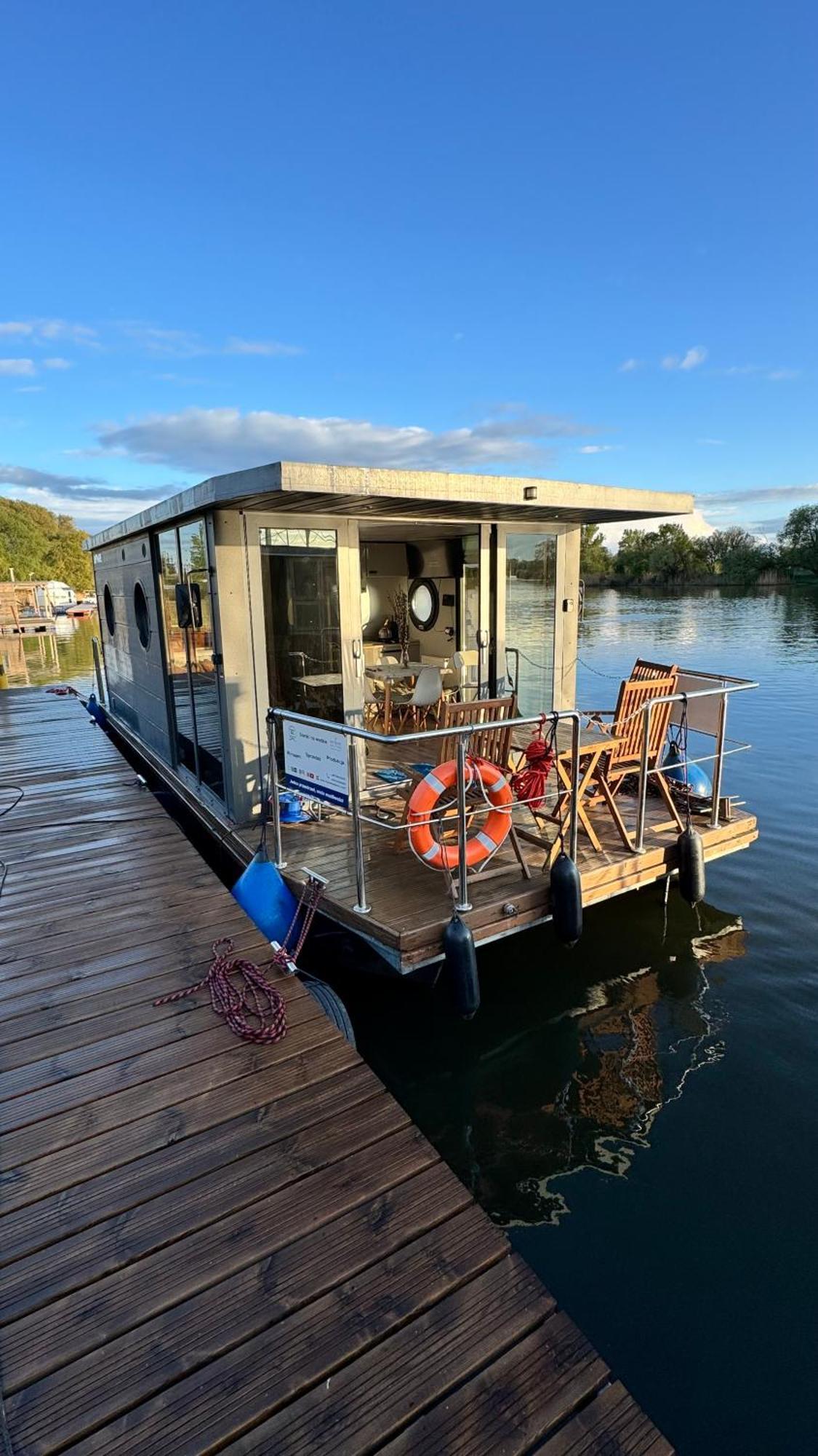 Houseboat Water Boy Apartament Plywajacy Dom Na Wodzie Lodz Uraz  Kültér fotó