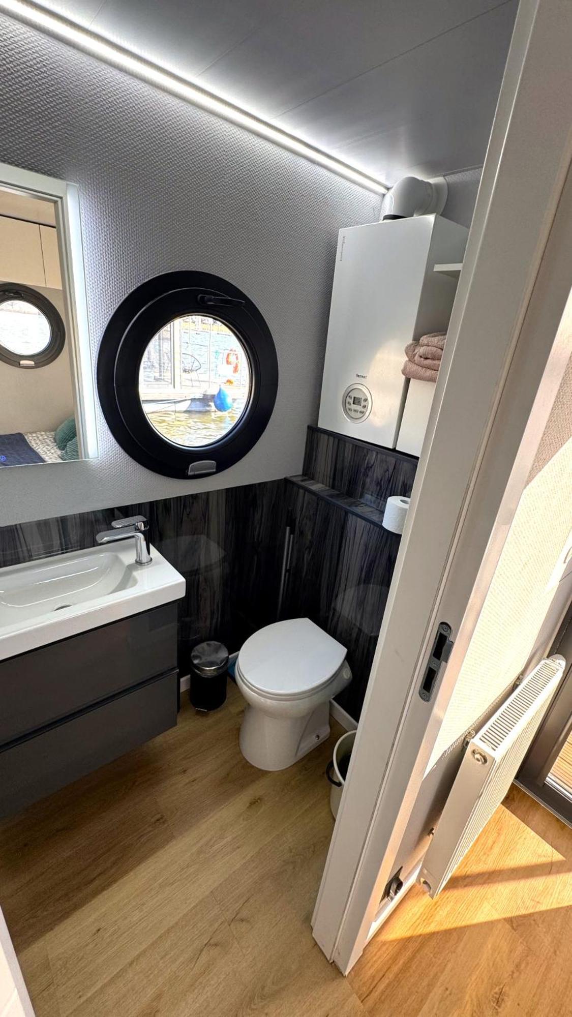 Houseboat Water Boy Apartament Plywajacy Dom Na Wodzie Lodz Uraz  Kültér fotó